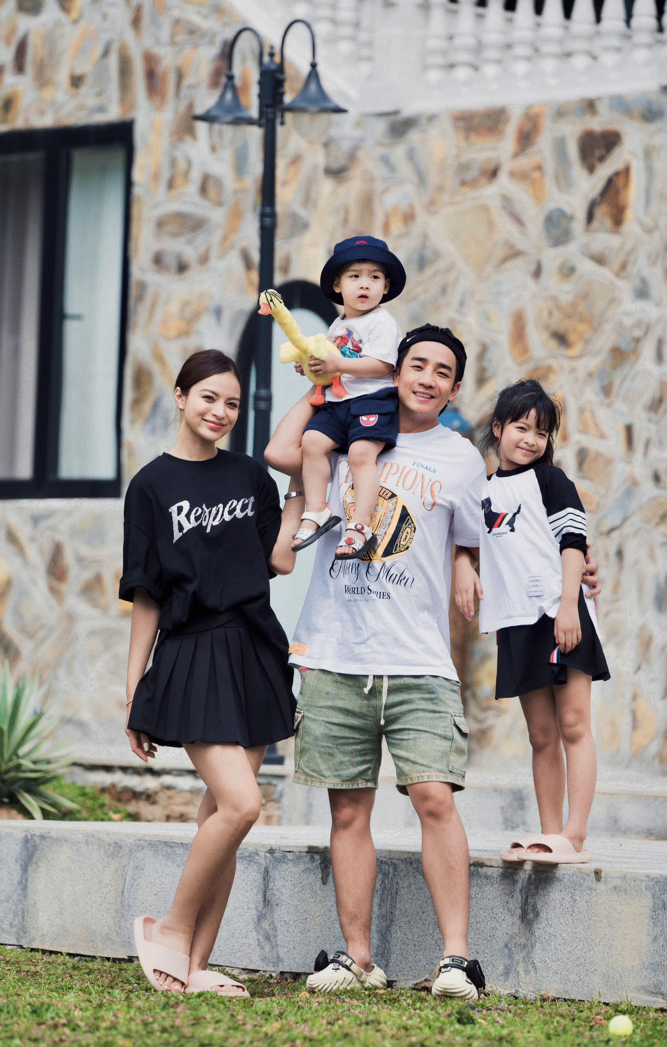 H&ocirc;n nh&acirc;n vi&ecirc;n m&atilde;n của Đỗ Duy Nam v&agrave; Ngọc Anh trong Giời Ơi ! M&igrave;nh Đi Đ&acirc;u Thế - Ảnh 7.