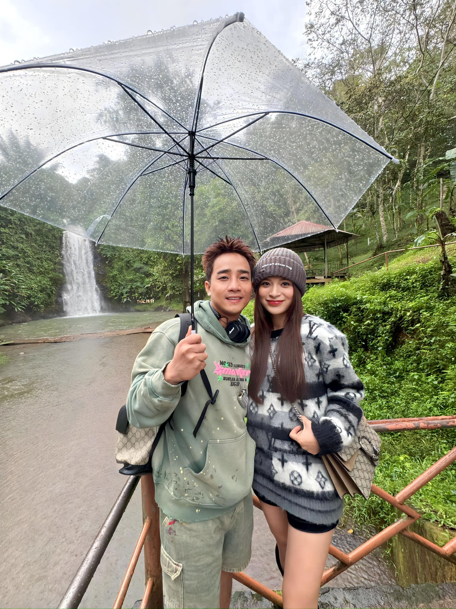 H&ocirc;n nh&acirc;n vi&ecirc;n m&atilde;n của Đỗ Duy Nam v&agrave; Ngọc Anh trong Giời Ơi ! M&igrave;nh Đi Đ&acirc;u Thế - Ảnh 5.