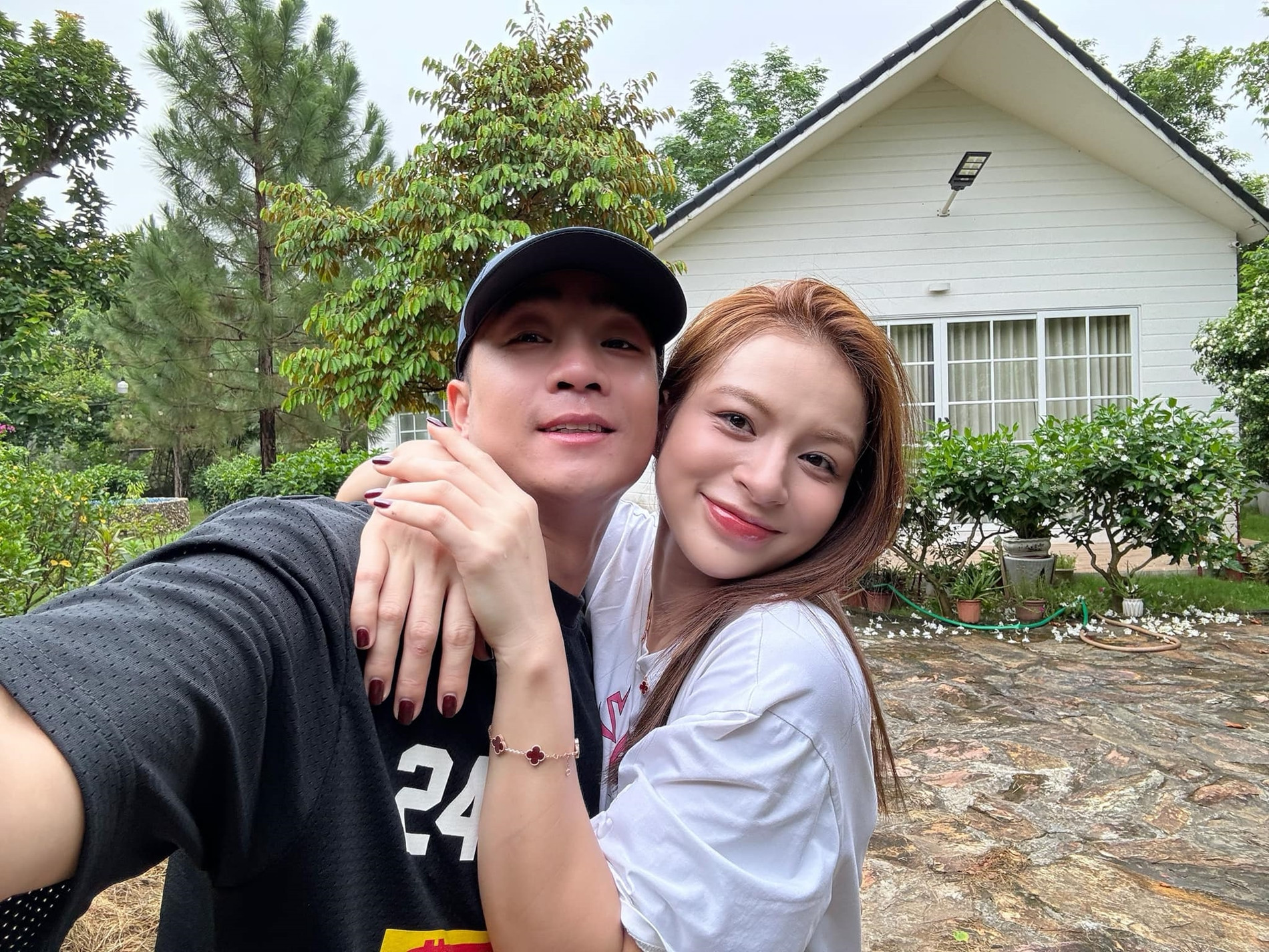 H&ocirc;n nh&acirc;n vi&ecirc;n m&atilde;n của Đỗ Duy Nam v&agrave; Ngọc Anh trong Giời Ơi ! M&igrave;nh Đi Đ&acirc;u Thế - Ảnh 6.