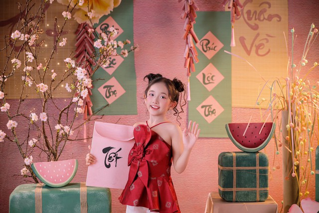 H&oacute;a ra &ldquo;mợ chảnh&rdquo; nh&agrave; Kh&aacute;nh Thi Phan Hiển lại hiểu chuyện nhất nh&agrave;, sinh non b&eacute; x&iacute;u, 8 tuổi kh&iacute; chất tiểu thư - Ảnh 1.