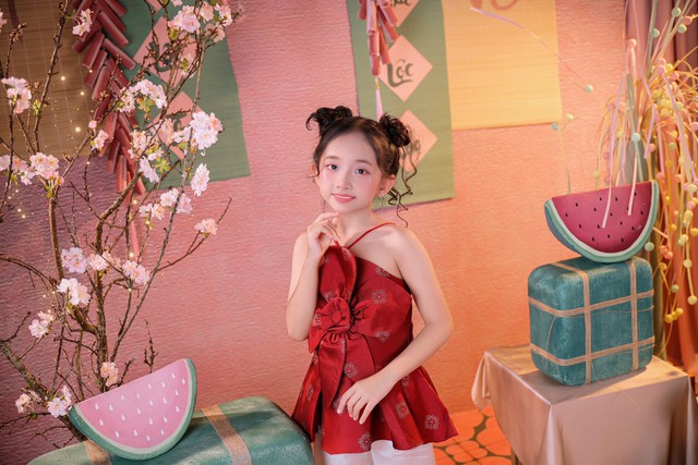 H&oacute;a ra &ldquo;mợ chảnh&rdquo; nh&agrave; Kh&aacute;nh Thi Phan Hiển lại hiểu chuyện nhất nh&agrave;, sinh non b&eacute; x&iacute;u, 8 tuổi kh&iacute; chất tiểu thư - Ảnh 2.