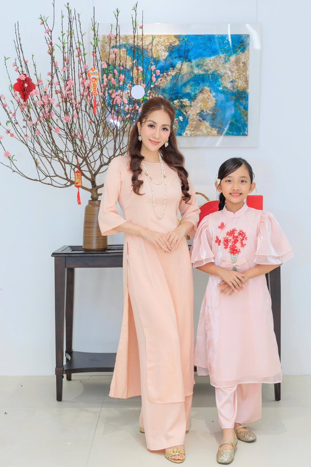 H&oacute;a ra &ldquo;mợ chảnh&rdquo; nh&agrave; Kh&aacute;nh Thi Phan Hiển lại hiểu chuyện nhất nh&agrave;, sinh non b&eacute; x&iacute;u, 8 tuổi kh&iacute; chất tiểu thư - Ảnh 7.