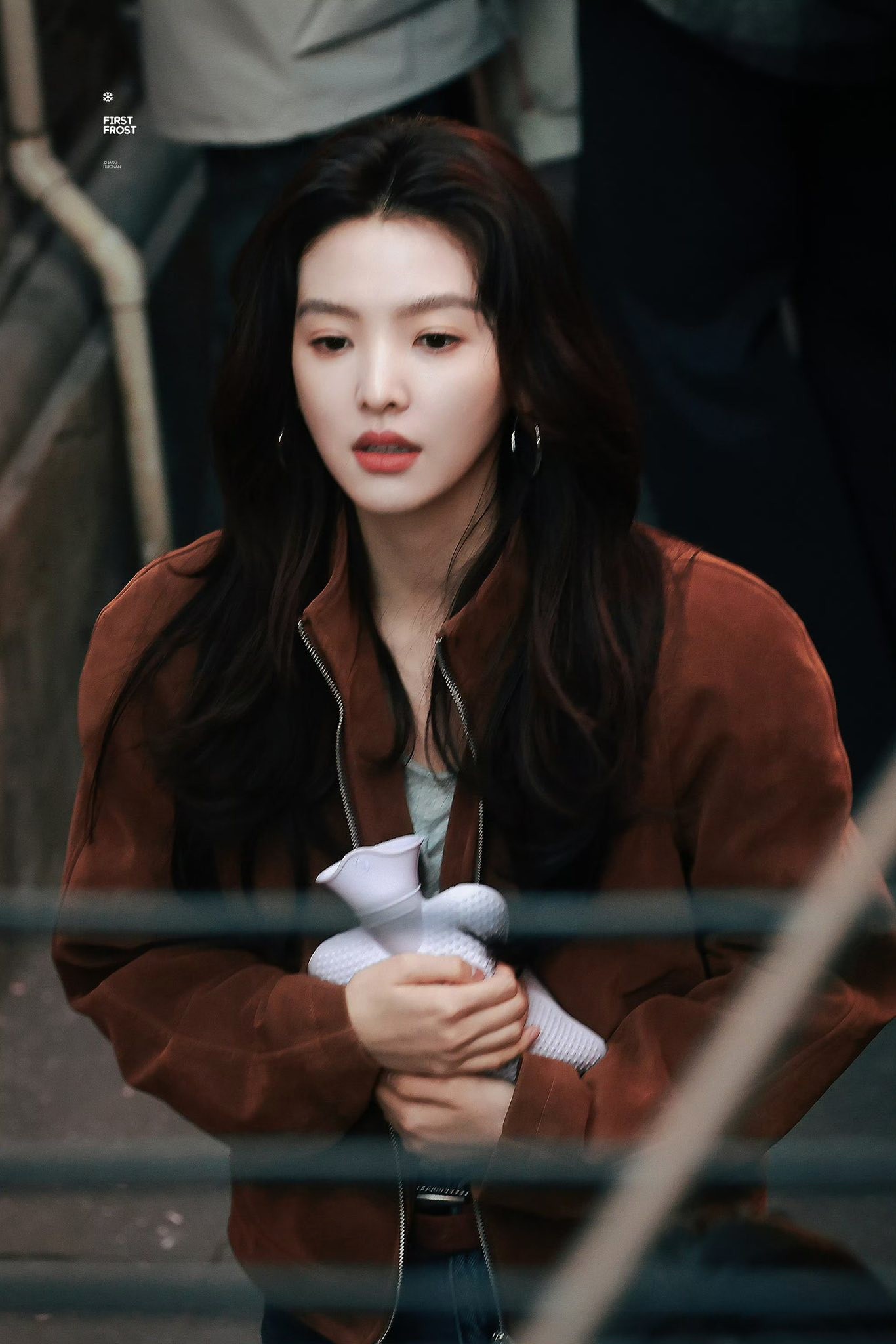 Hậu trường phim Muốn Giấu Em Cùng Thời Gian: Chương Nhược Nam rạng rỡ với tạo hình ấn tượng - Ảnh 7. Hậu trường phim Muốn Giấu Em Cùng Thời Gian: Chương Nhược Nam rạng rỡ với tạo hình ấn tượng - Ảnh 7.