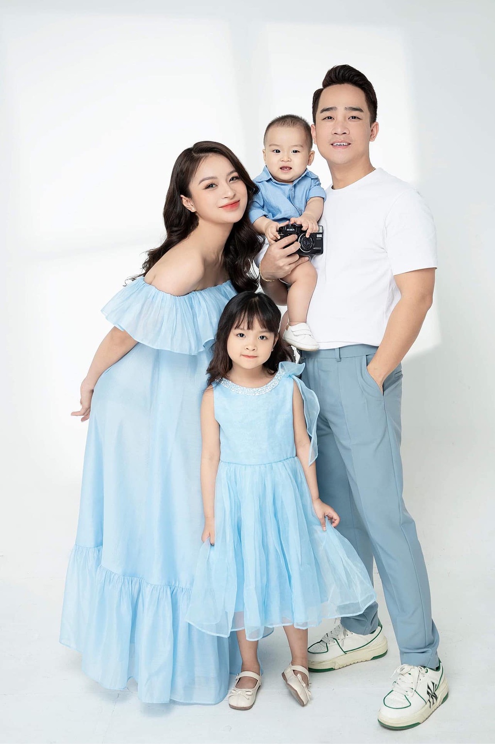 H&ocirc;n nh&acirc;n vi&ecirc;n m&atilde;n của Đỗ Duy Nam v&agrave; Ngọc Anh trong Giời Ơi ! M&igrave;nh Đi Đ&acirc;u Thế - Ảnh 8.