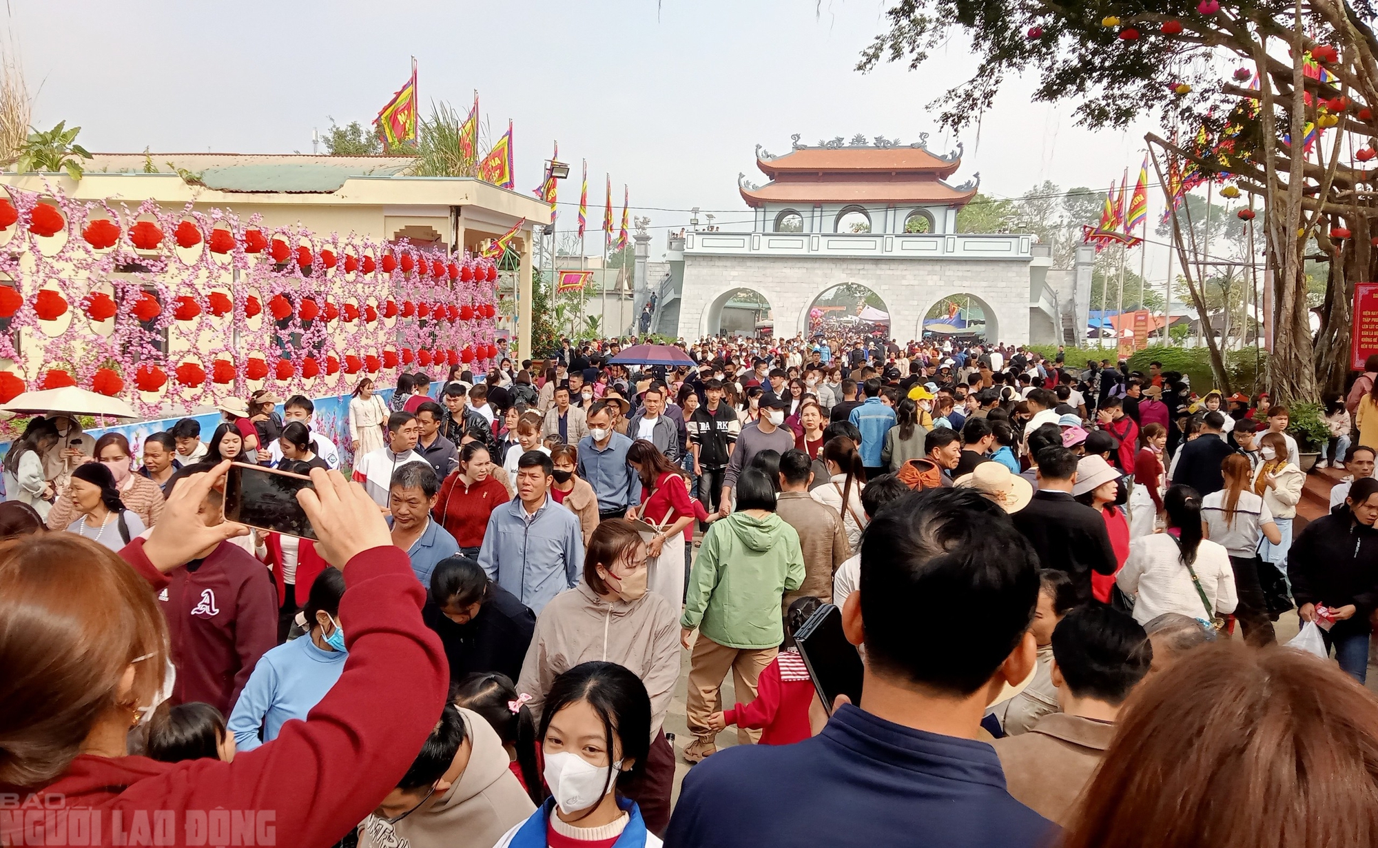 H&agrave;ng vạn du kh&aacute;ch đổ về ng&ocirc;i đền thi&ecirc;ng dưới ch&acirc;n n&uacute;i Nưa xin 