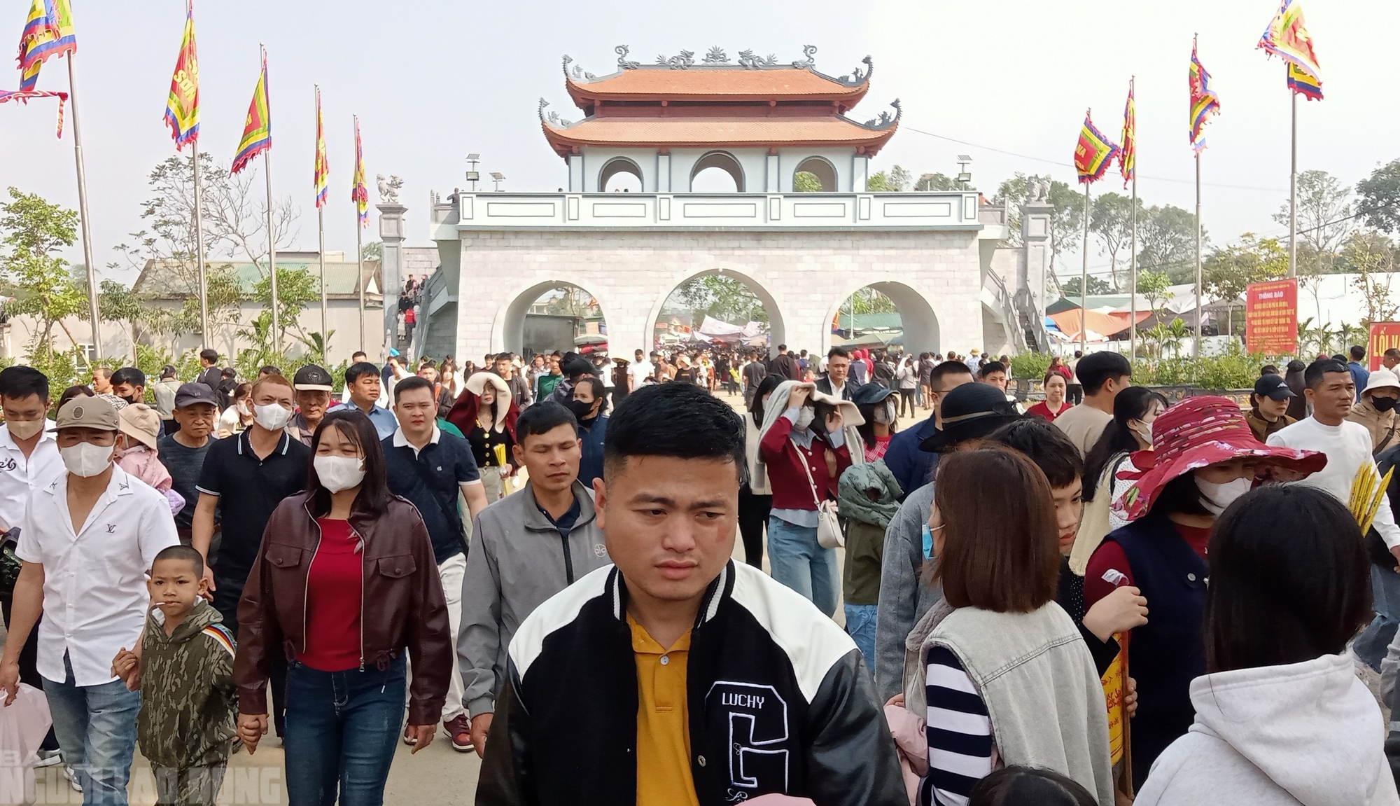 H&agrave;ng vạn du kh&aacute;ch đổ về ng&ocirc;i đền thi&ecirc;ng dưới ch&acirc;n n&uacute;i Nưa xin 