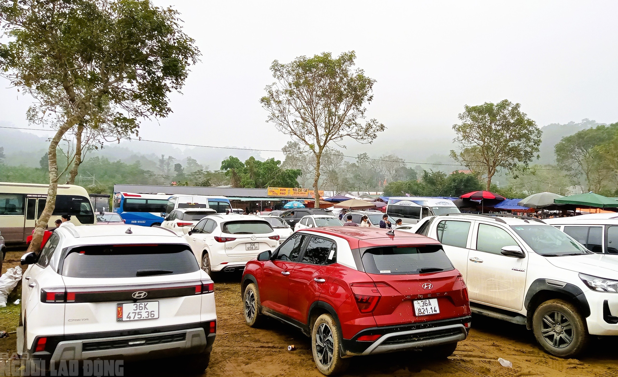 H&agrave;ng vạn du kh&aacute;ch đổ về ng&ocirc;i đền thi&ecirc;ng dưới ch&acirc;n n&uacute;i Nưa xin 