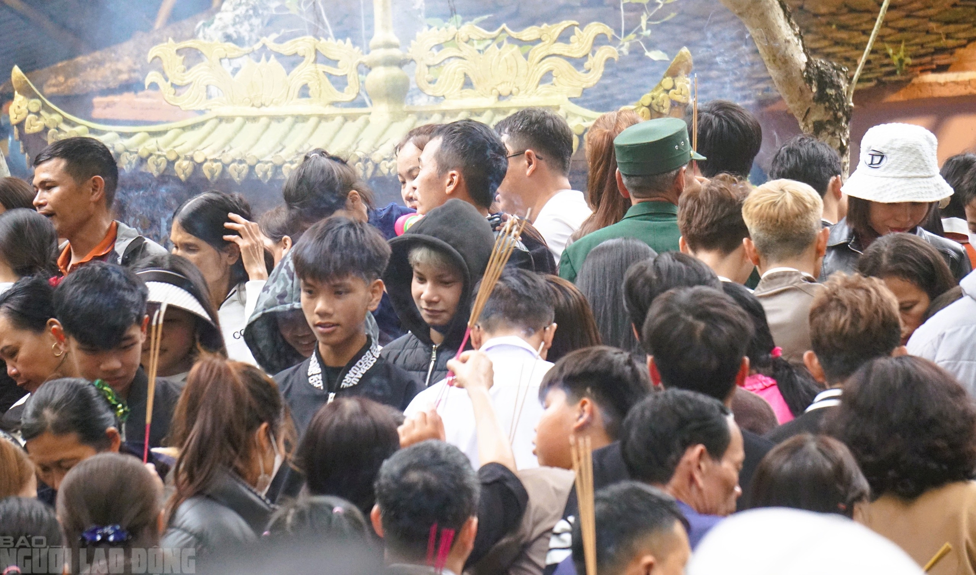 H&agrave;ng vạn du kh&aacute;ch đổ về ng&ocirc;i đền thi&ecirc;ng dưới ch&acirc;n n&uacute;i Nưa xin 