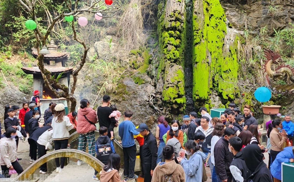 H&agrave;ng vạn du kh&aacute;ch đổ về ng&ocirc;i đền thi&ecirc;ng dưới ch&acirc;n n&uacute;i Nưa xin 