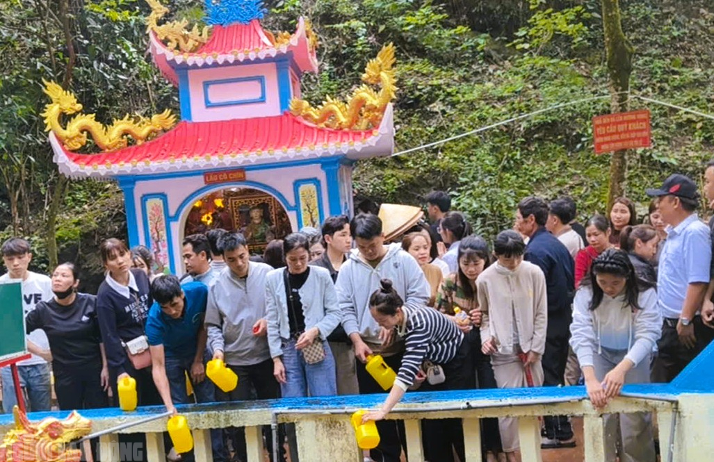 H&agrave;ng vạn du kh&aacute;ch đổ về ng&ocirc;i đền thi&ecirc;ng dưới ch&acirc;n n&uacute;i Nưa xin 