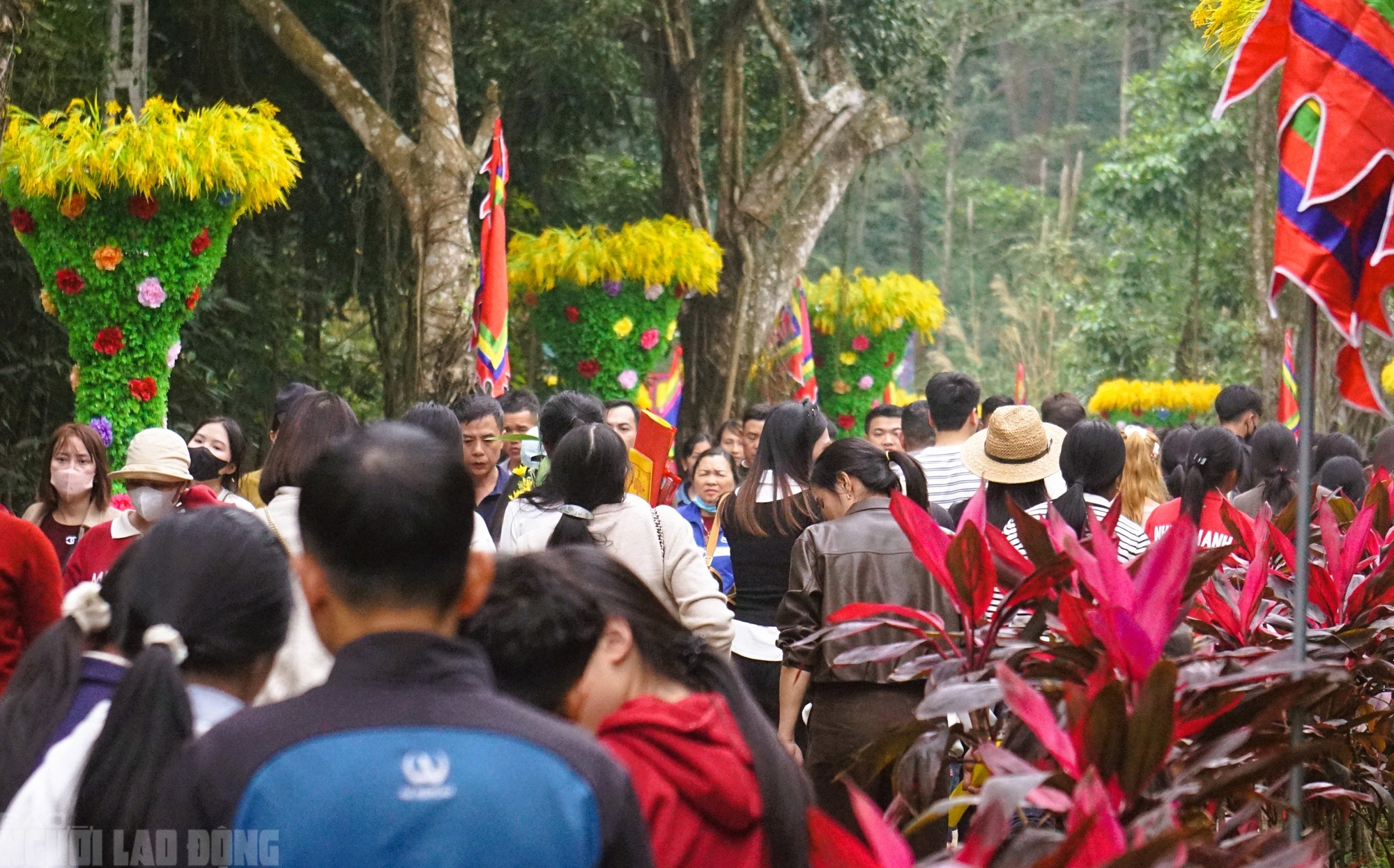 H&agrave;ng vạn du kh&aacute;ch đổ về ng&ocirc;i đền thi&ecirc;ng dưới ch&acirc;n n&uacute;i Nưa xin 