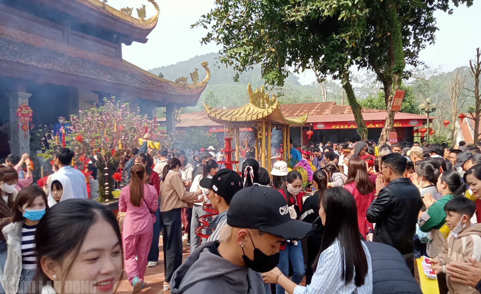 H&agrave;ng vạn du kh&aacute;ch đổ về ng&ocirc;i đền thi&ecirc;ng dưới ch&acirc;n n&uacute;i Nưa xin 