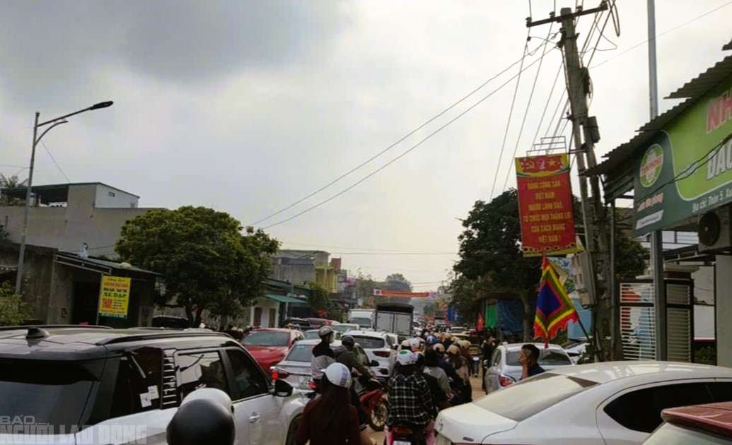 H&agrave;ng vạn du kh&aacute;ch đổ về ng&ocirc;i đền thi&ecirc;ng dưới ch&acirc;n n&uacute;i Nưa xin 