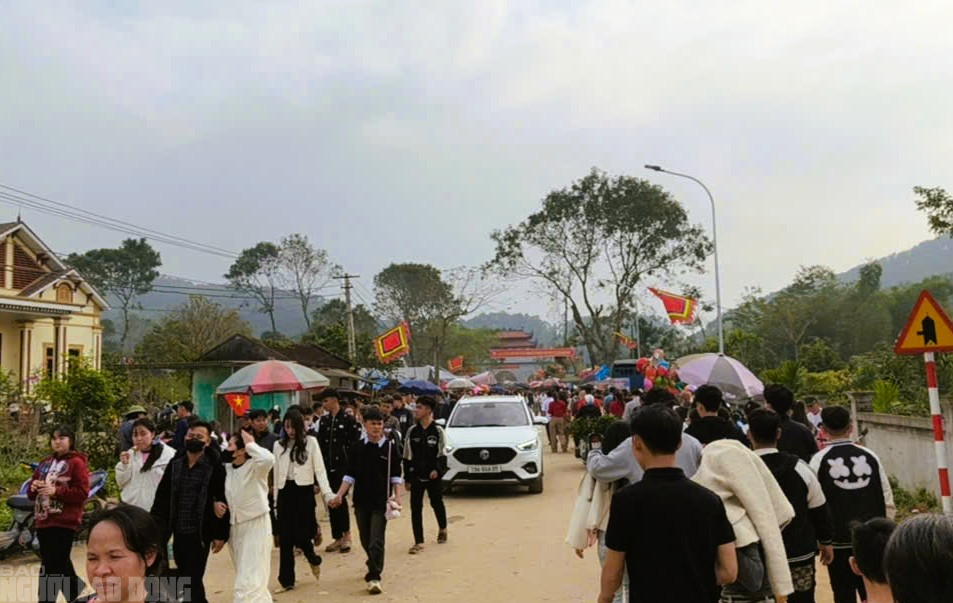 H&agrave;ng vạn du kh&aacute;ch đổ về ng&ocirc;i đền thi&ecirc;ng dưới ch&acirc;n n&uacute;i Nưa xin 