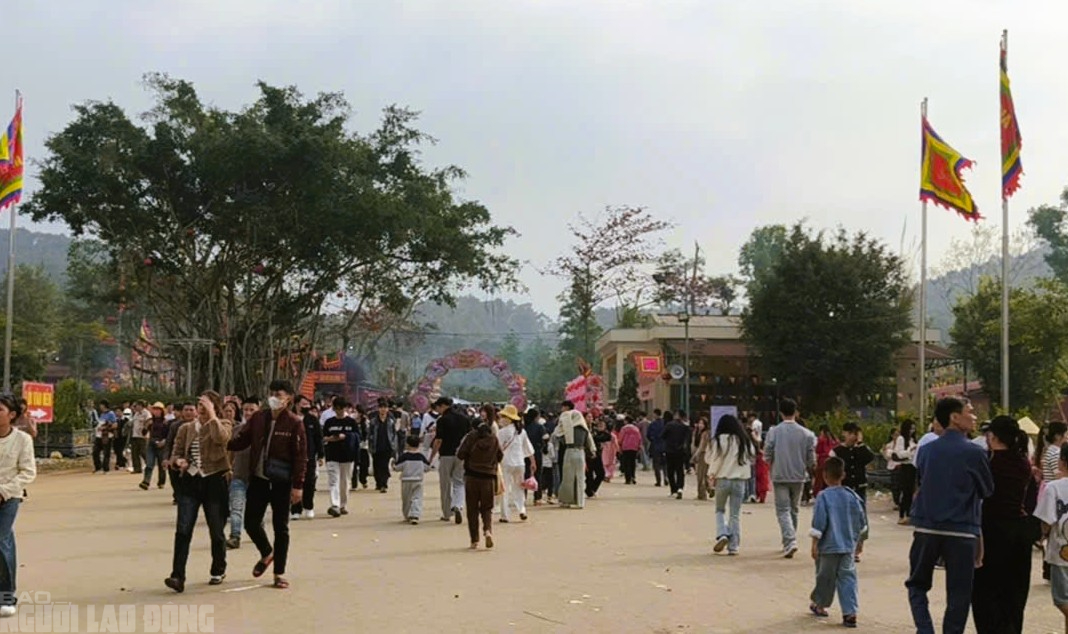 H&agrave;ng vạn du kh&aacute;ch đổ về ng&ocirc;i đền thi&ecirc;ng dưới ch&acirc;n n&uacute;i Nưa xin 