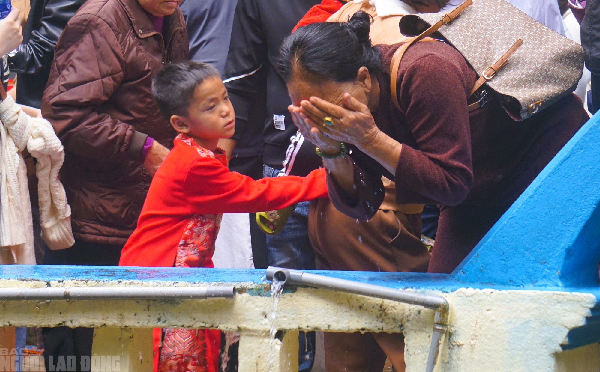 H&agrave;ng vạn du kh&aacute;ch đổ về ng&ocirc;i đền thi&ecirc;ng dưới ch&acirc;n n&uacute;i Nưa xin 