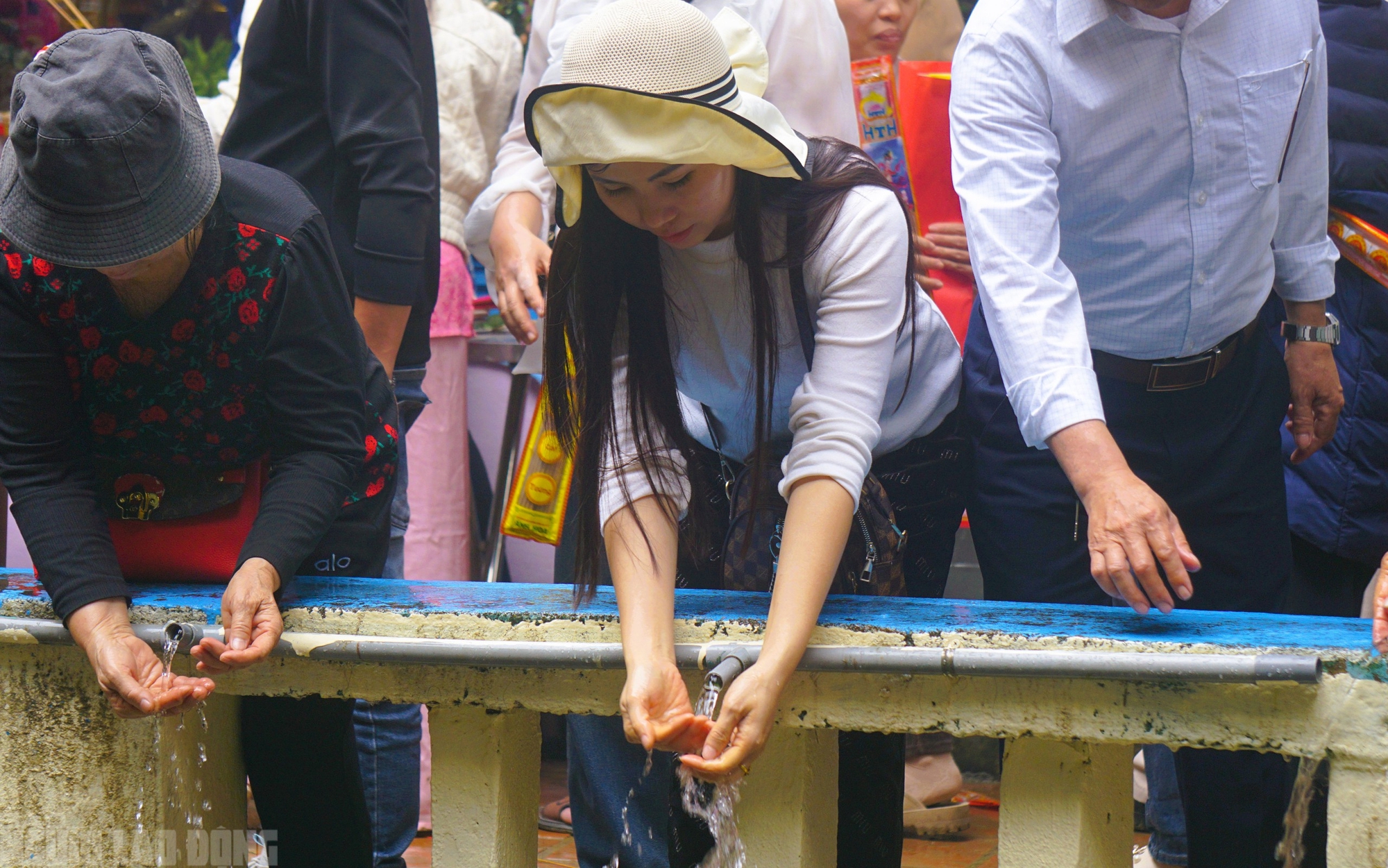 H&agrave;ng vạn du kh&aacute;ch đổ về ng&ocirc;i đền thi&ecirc;ng dưới ch&acirc;n n&uacute;i Nưa xin 