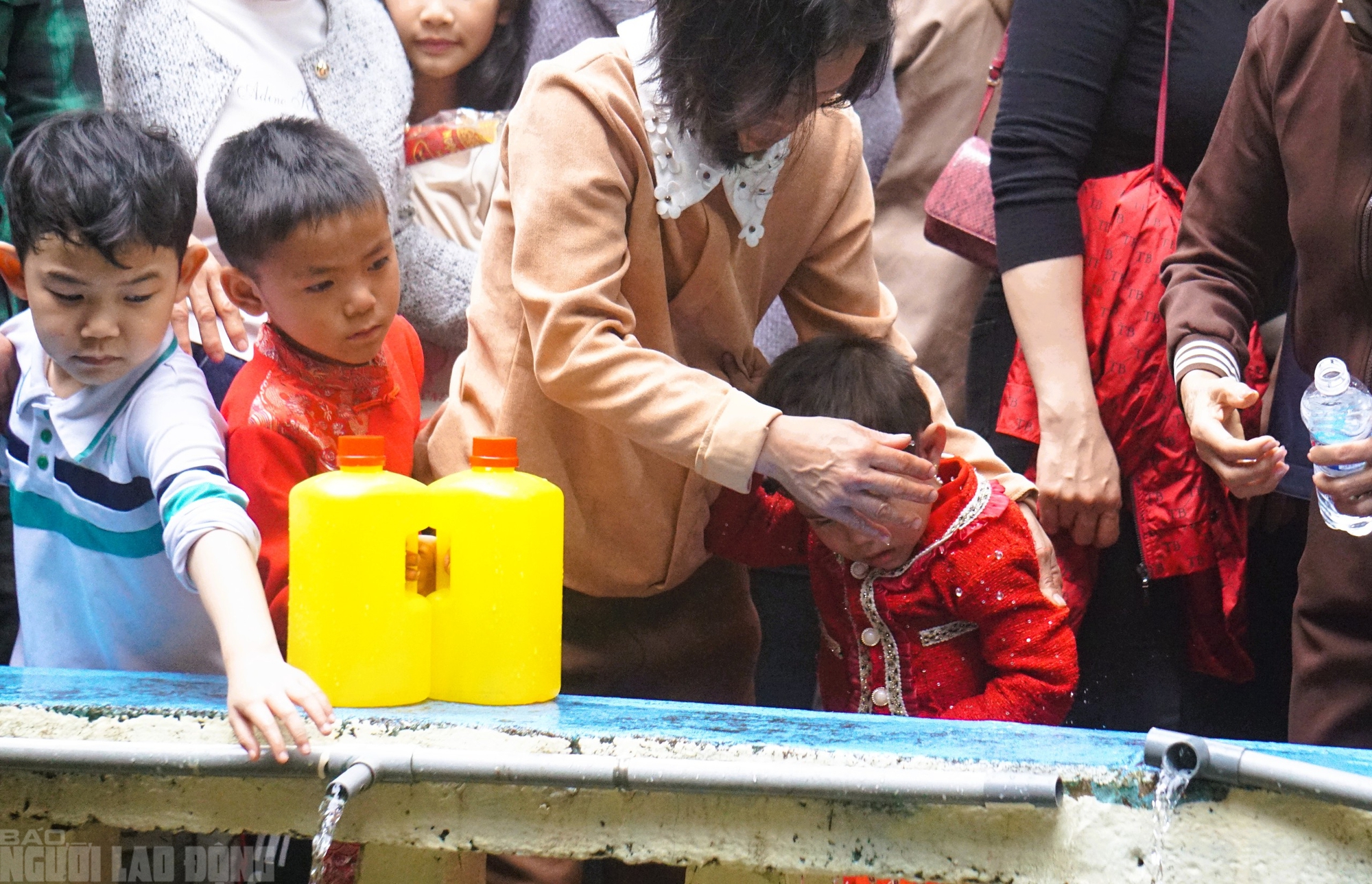 H&agrave;ng vạn du kh&aacute;ch đổ về ng&ocirc;i đền thi&ecirc;ng dưới ch&acirc;n n&uacute;i Nưa xin 