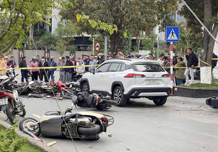 T&agrave;i xế &ocirc; t&ocirc; g&acirc;y tai nạn giao th&ocirc;ng li&ecirc;n ho&agrave;n 12 xe m&aacute;y kh&ocirc;ng c&oacute; nồng độ cồn , ma t&uacute;y - Ảnh 3.