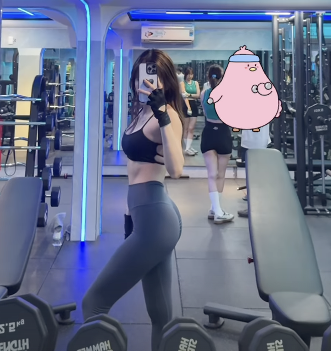 Mỹ nh&acirc;n quay lưng bước đi để lộ suối t&oacute;c dưới nắng, netizen khen hết lời- Ảnh 6.