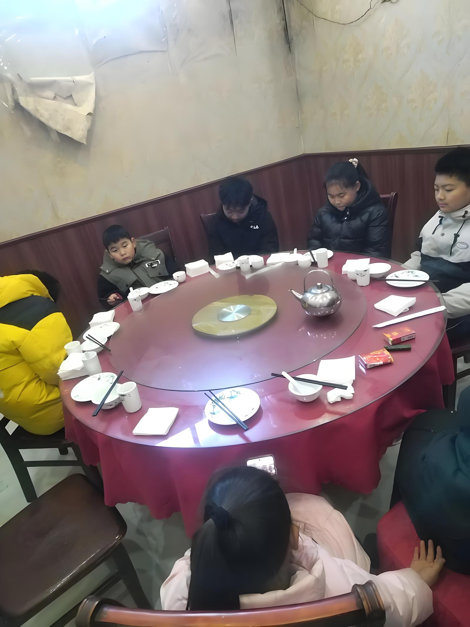 Một buổi li&ecirc;n hoan khiến t&ocirc;i nhận ra gia đ&igrave;nh kh&ocirc;ng c&oacute; quy tắc c&ograve;n đ&aacute;ng sợ hơn cả ngh&egrave;o đ&oacute;i - Ảnh 3.