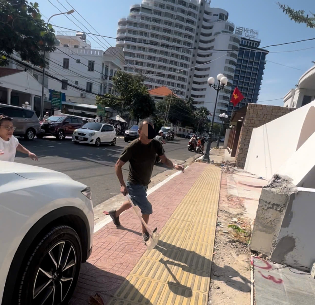 Chủ qu&aacute;n c&ugrave;ng hai người th&acirc;n bị triệu tập v&igrave; đuổi đ&aacute;nh nh&oacute;m du kh&aacute;ch ở Vũng T&agrave;u - Ảnh 1.