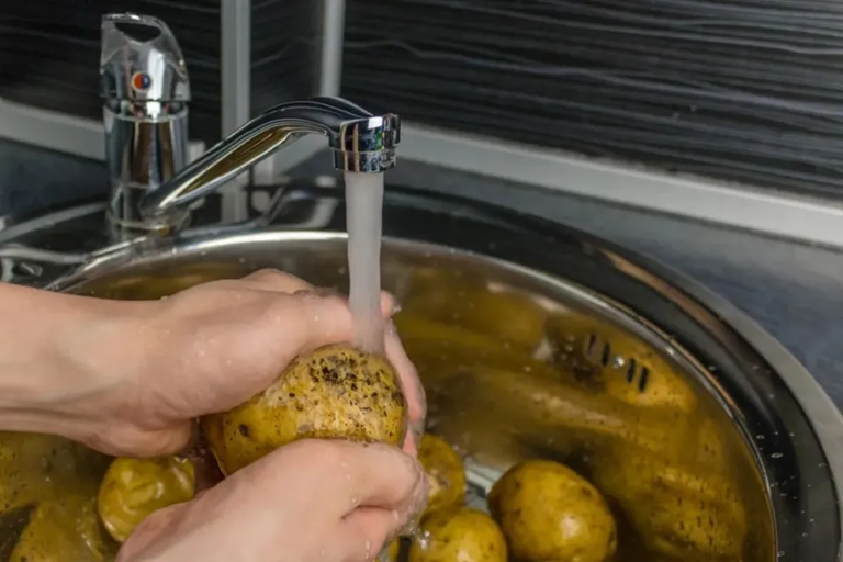 4 c&aacute;ch rửa rau tưởng sạch m&agrave; h&oacute;a &ldquo;rửa c&agrave;ng kỹ c&agrave;ng bẩn&rdquo;: Nhiều người đang l&agrave;m mỗi ng&agrave;y - Ảnh 2.