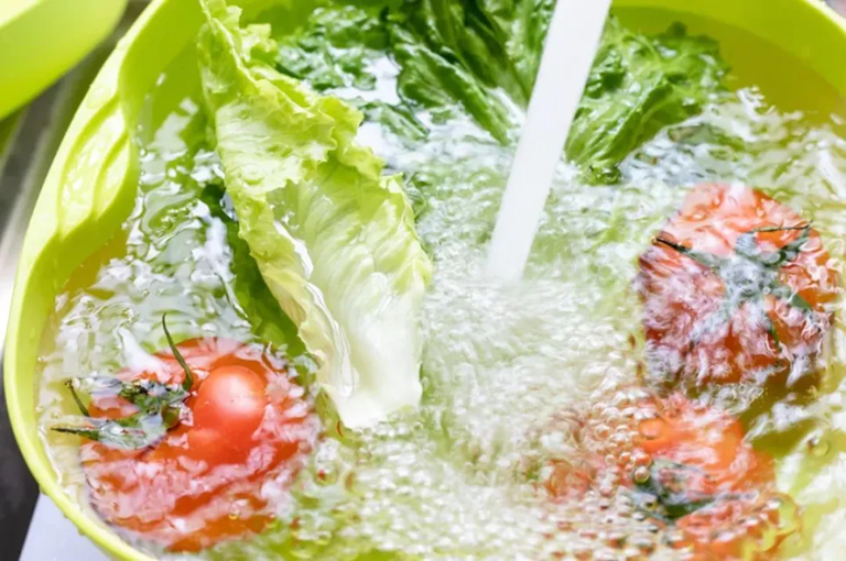 4 c&aacute;ch rửa rau tưởng sạch m&agrave; h&oacute;a &ldquo;rửa c&agrave;ng kỹ c&agrave;ng bẩn&rdquo;: Nhiều người đang l&agrave;m mỗi ng&agrave;y - Ảnh 1.