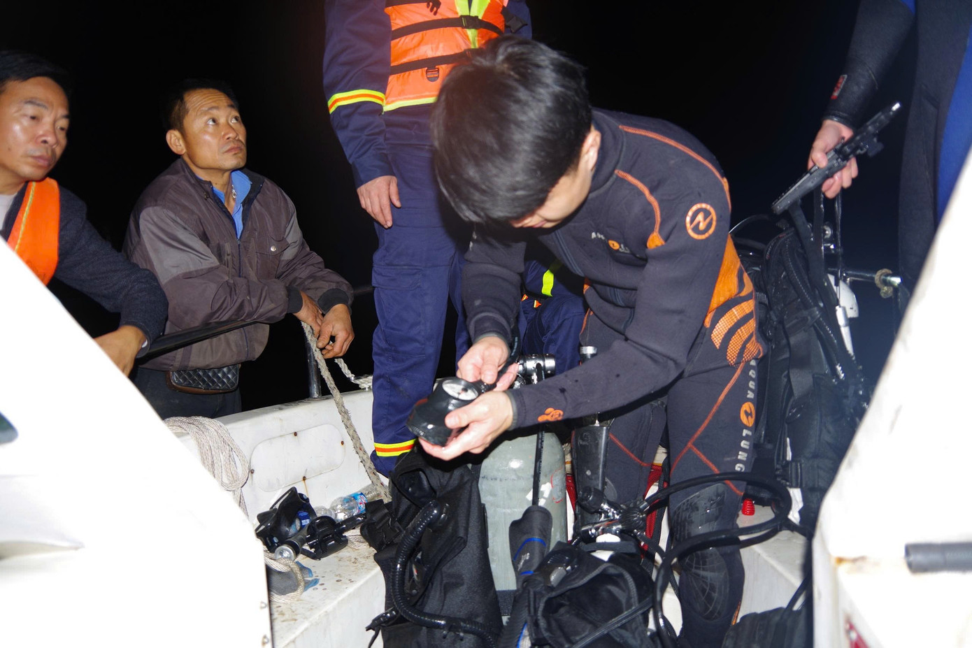 Hơn 500 người xuy&ecirc;n đ&ecirc;m t&igrave;m kiếm người mất t&iacute;ch trong vụ ch&igrave;m t&agrave;u tại L&agrave;o Cai- Ảnh 2.