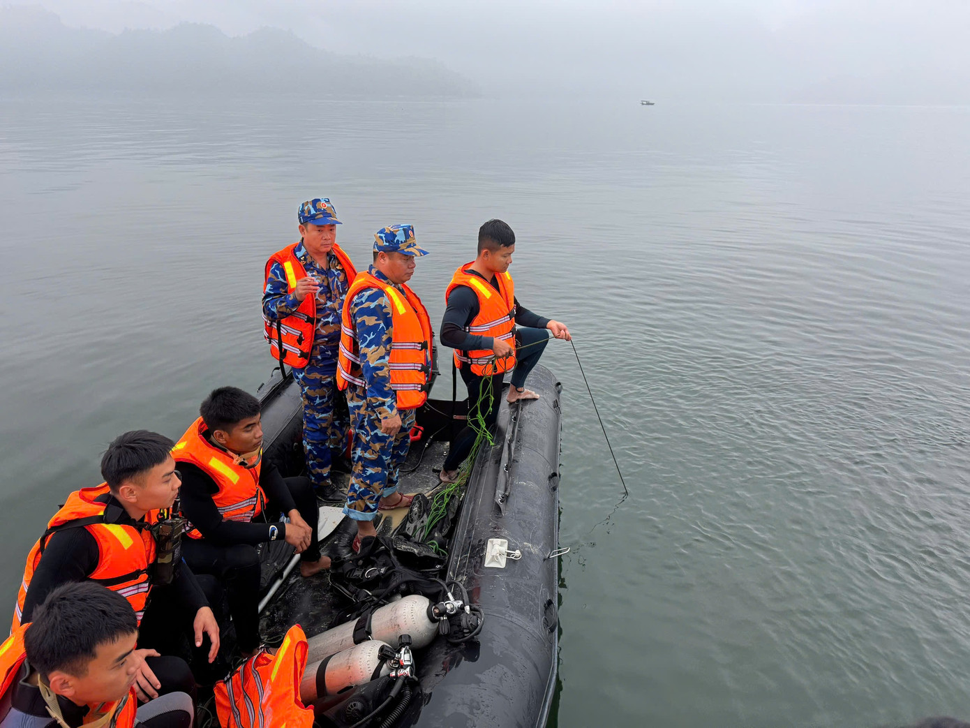 Hơn 500 người xuy&ecirc;n đ&ecirc;m t&igrave;m kiếm người mất t&iacute;ch trong vụ ch&igrave;m t&agrave;u tại L&agrave;o Cai- Ảnh 7.