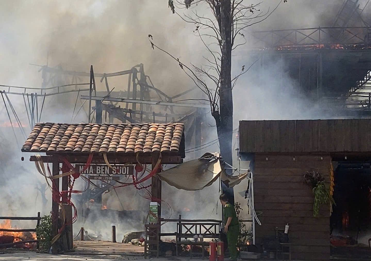 Ch&aacute;y lớn qu&aacute;n c&agrave; ph&ecirc; ở TPHCM - Ảnh 1.