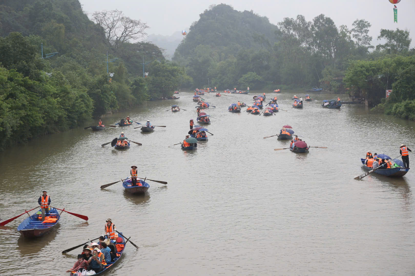 Vòi tiền khách, lái đò chùa Hương bị xử phạt - Ảnh 1.