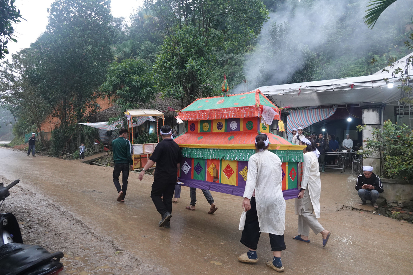 Thảm kịch ch&igrave;m t&agrave;u tr&ecirc;n hồ Th&aacute;c B&agrave;: Bốn gia đ&igrave;nh chịu nỗi tang thương lớn - Ảnh 6.