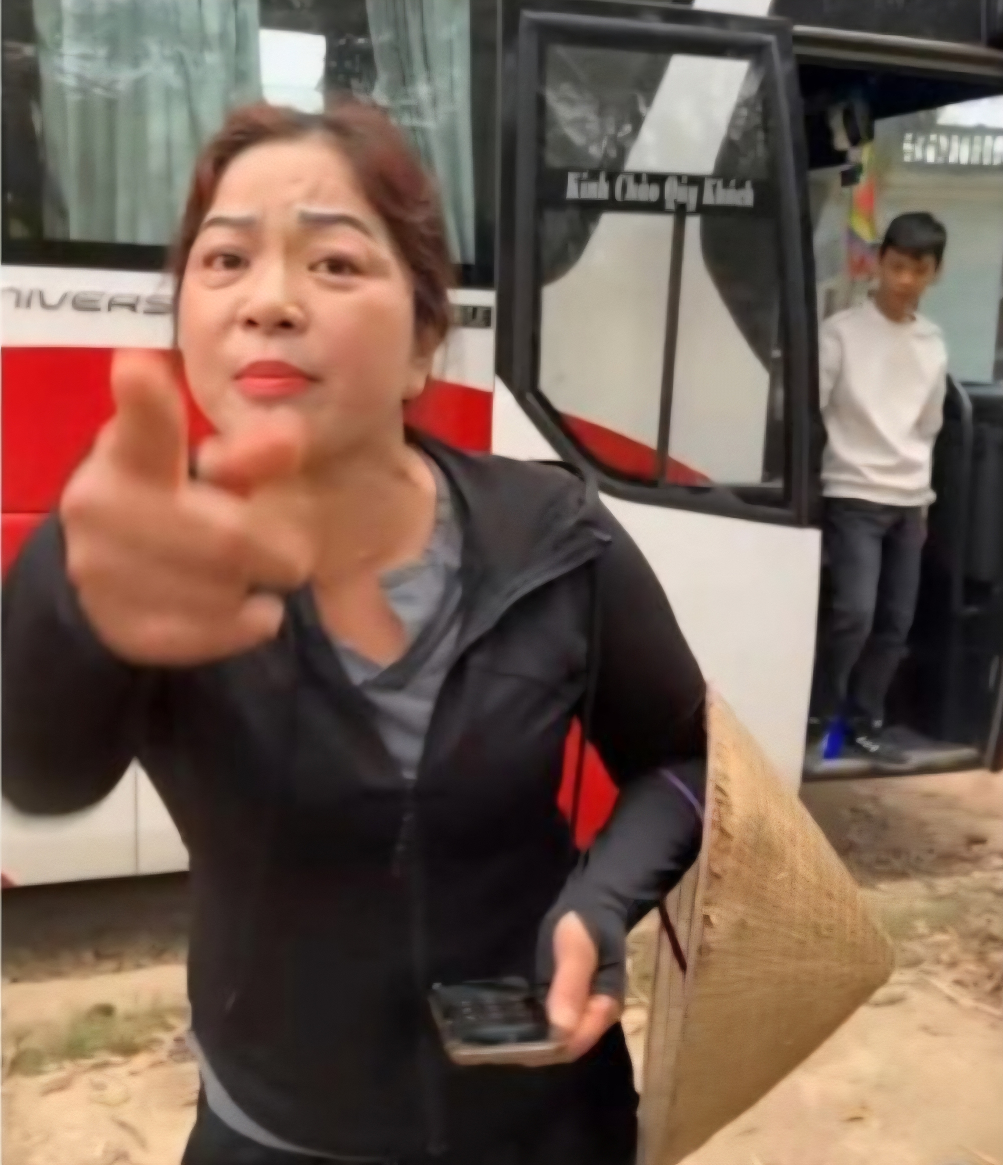 C&ocirc;ng an Thanh H&oacute;a ra cảnh b&aacute;o sau khi người phụ nữ bị bắt v&igrave; thu tiền gửi xe người đi lễ đầu năm - Ảnh 2.