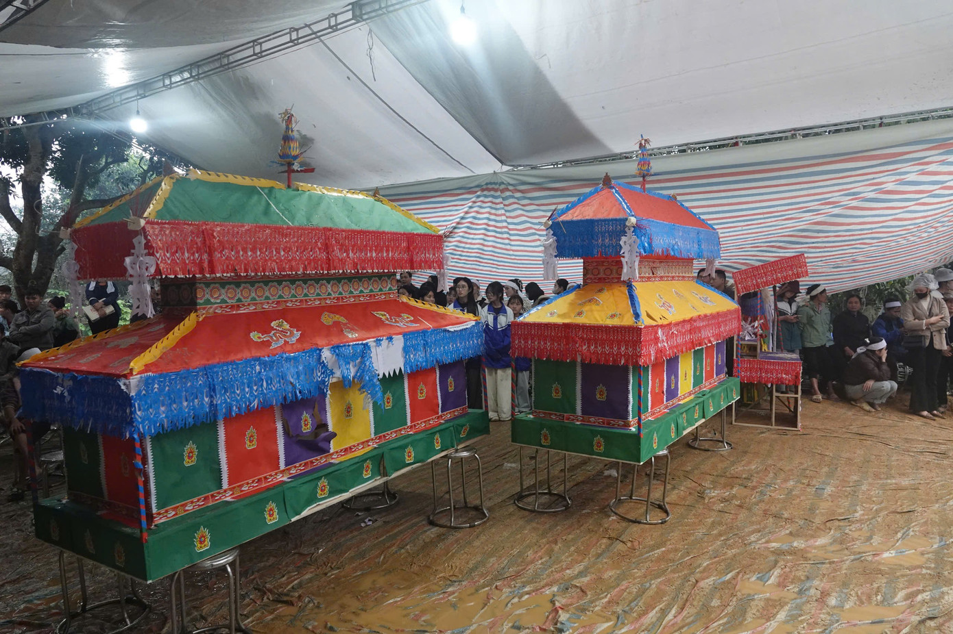 Thảm kịch ch&igrave;m t&agrave;u tr&ecirc;n hồ Th&aacute;c B&agrave;: Bốn gia đ&igrave;nh chịu nỗi tang thương lớn - Ảnh 2.