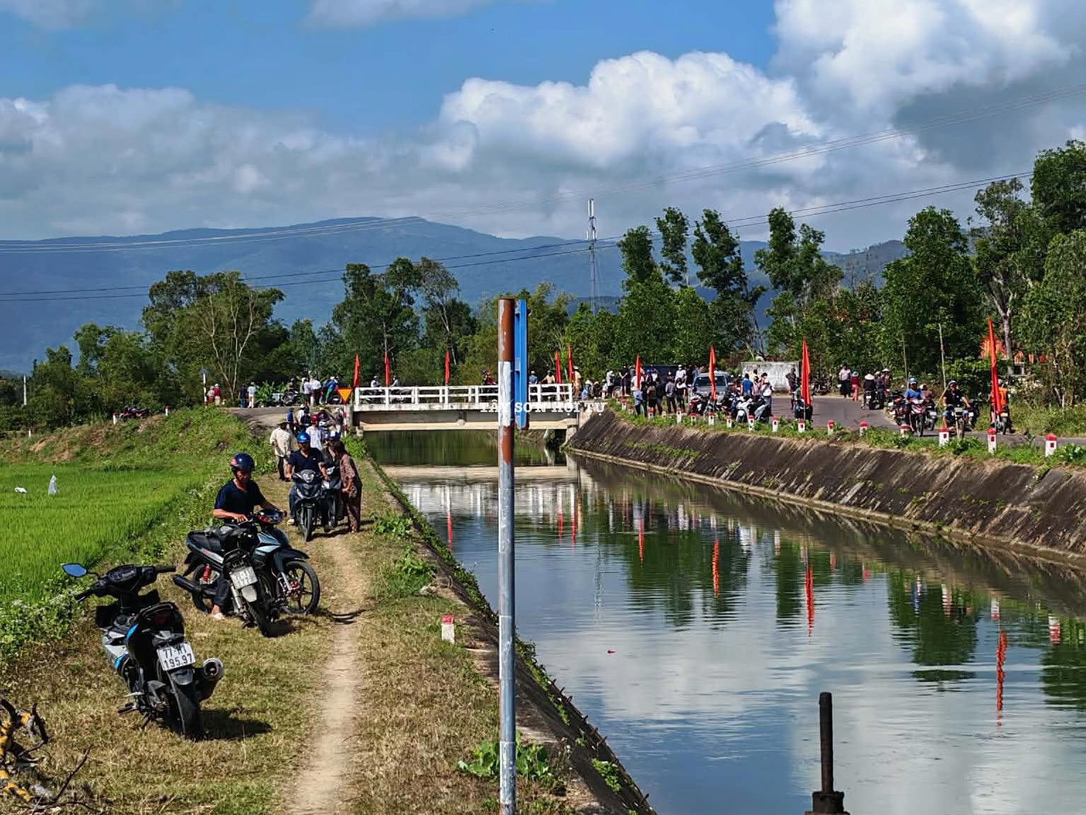 Vụ ph&aacute;t hiện thi thể đ&ocirc;i nam nữ ở Gia Lai: Điều tra &ocirc; t&ocirc; ch&igrave;m dưới k&ecirc;nh Văn Phong - Ảnh 3.