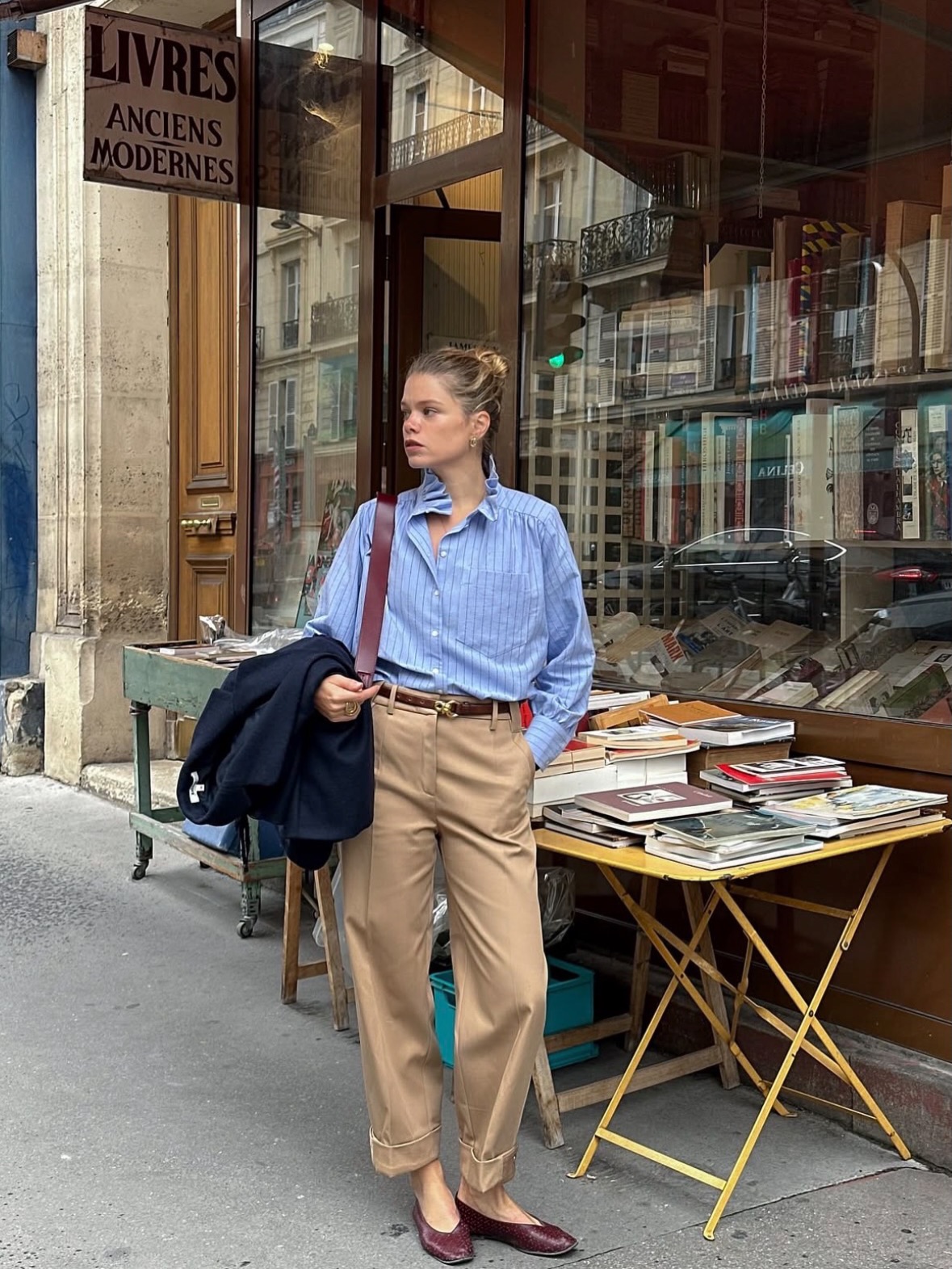 Xây dựng phong cách Phụ nữ Pháp với 5 item không thể thiếu năm 2026 - Ảnh 6. Xây dựng phong cách Phụ nữ Pháp với 5 item không thể thiếu năm 2026 - Ảnh 6.