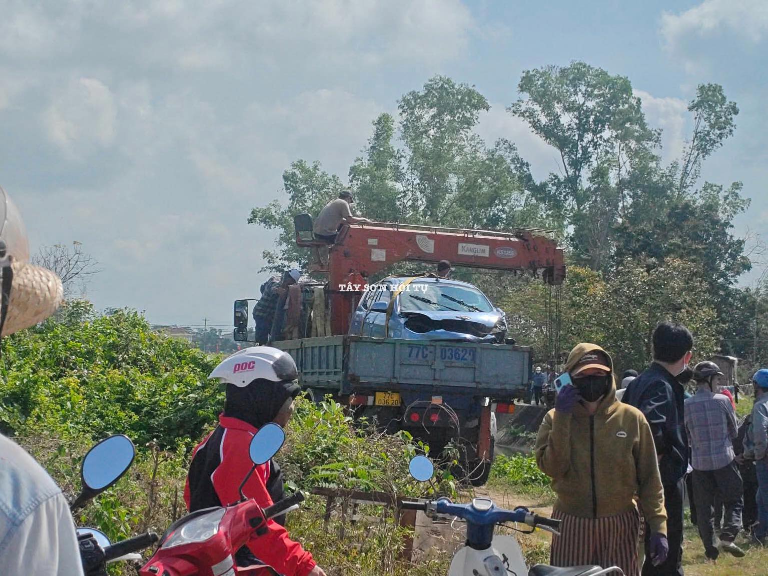 Vụ ph&aacute;t hiện thi thể đ&ocirc;i nam nữ ở Gia Lai: Điều tra &ocirc; t&ocirc; ch&igrave;m dưới k&ecirc;nh Văn Phong - Ảnh 4.