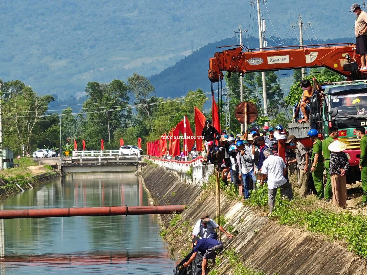 Vụ ph&aacute;t hiện thi thể đ&ocirc;i nam nữ ở Gia Lai: Điều tra &ocirc; t&ocirc; ch&igrave;m dưới k&ecirc;nh Văn Phong - Ảnh 1.