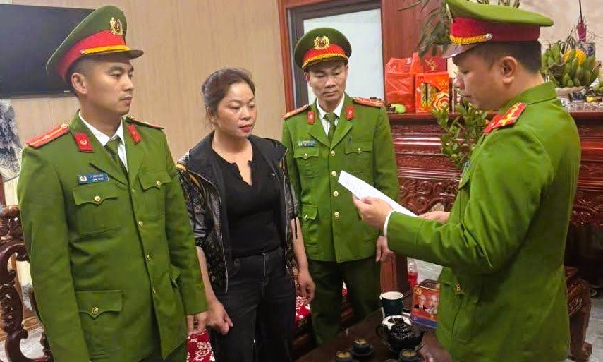 C&ocirc;ng an Thanh H&oacute;a ra cảnh b&aacute;o sau khi người phụ nữ bị bắt v&igrave; thu tiền gửi xe người đi lễ đầu năm - Ảnh 1.