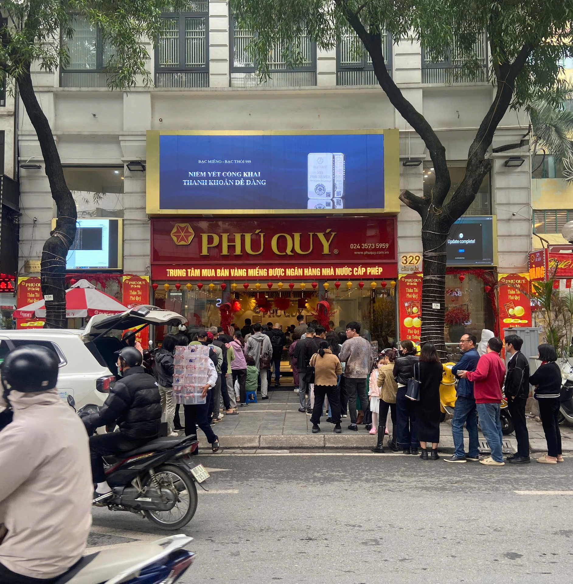 [ẢNH, CLIP] Tiệm v&agrave;ng h&ocirc;m nay: Gi&aacute; v&agrave;ng gần 18,5 triệu đồng/chỉ, 