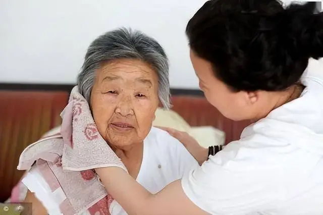 Rửa mặt vào buổi sáng và buổi tối có sai không? Các bác sĩ khuyên: Sau 60 tuổi, tốt nhất nên thay đổi 4 thói quen rửa mặt - Ảnh 1.