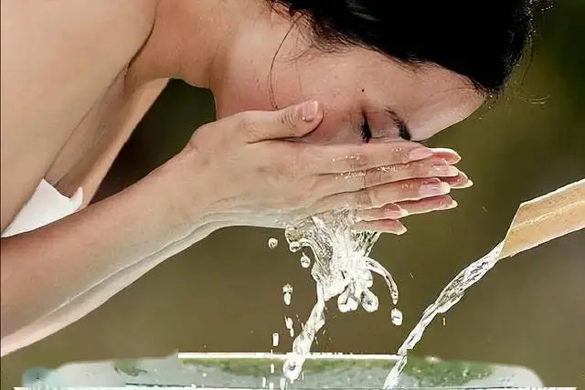 Rửa mặt vào buổi sáng và buổi tối có sai không? Các bác sĩ khuyên: Sau 60 tuổi, tốt nhất nên thay đổi 4 thói quen rửa mặt - Ảnh 3.