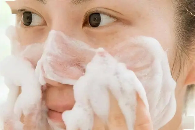 Rửa mặt vào buổi sáng và buổi tối có sai không? Các bác sĩ khuyên: Sau 60 tuổi, tốt nhất nên thay đổi 4 thói quen rửa mặt - Ảnh 2.