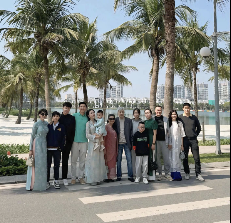 Văn Hậu du xu&acirc;n c&ugrave;ng nh&agrave; vợ, mẹ Do&atilde;n Hải My g&acirc;y sốt v&igrave; visual trẻ đẹp, một ch&iacute;n một mười với con  - Ảnh 1.