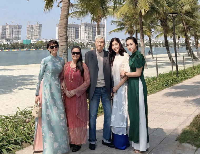 Văn Hậu du xu&acirc;n c&ugrave;ng nh&agrave; vợ, mẹ Do&atilde;n Hải My g&acirc;y sốt v&igrave; visual trẻ đẹp, một ch&iacute;n một mười với con  - Ảnh 10.