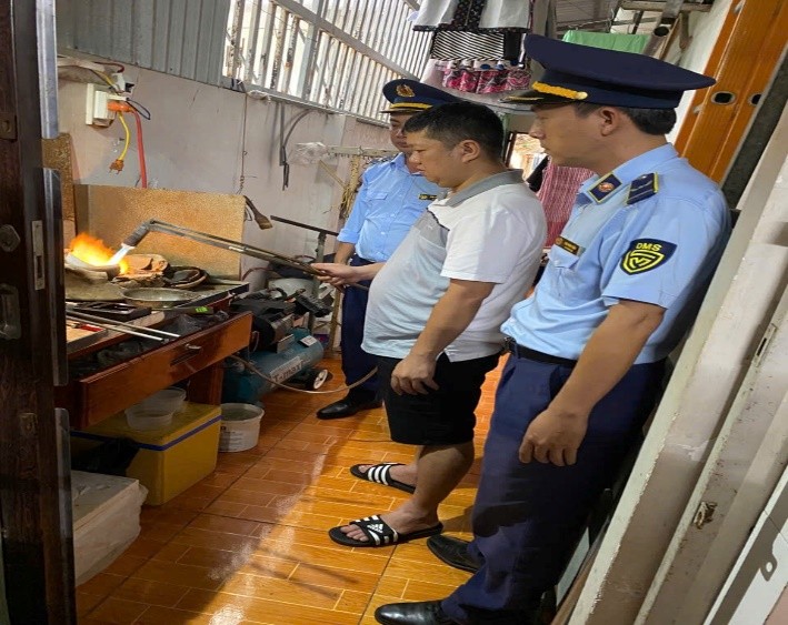 Một tiệm v&agrave;ng c&oacute; tiếng vừa bị buộc ti&ecirc;u hủy sản phẩm, phạt hơn 200 triệu đồng - Ảnh 1.