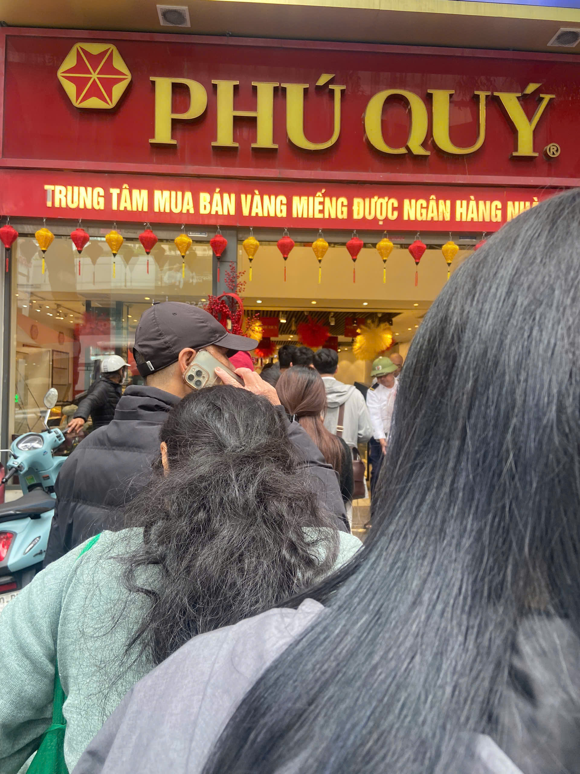 [ẢNH, CLIP] Tiệm v&agrave;ng h&ocirc;m nay: Gi&aacute; v&agrave;ng gần 18,5 triệu đồng/chỉ, 