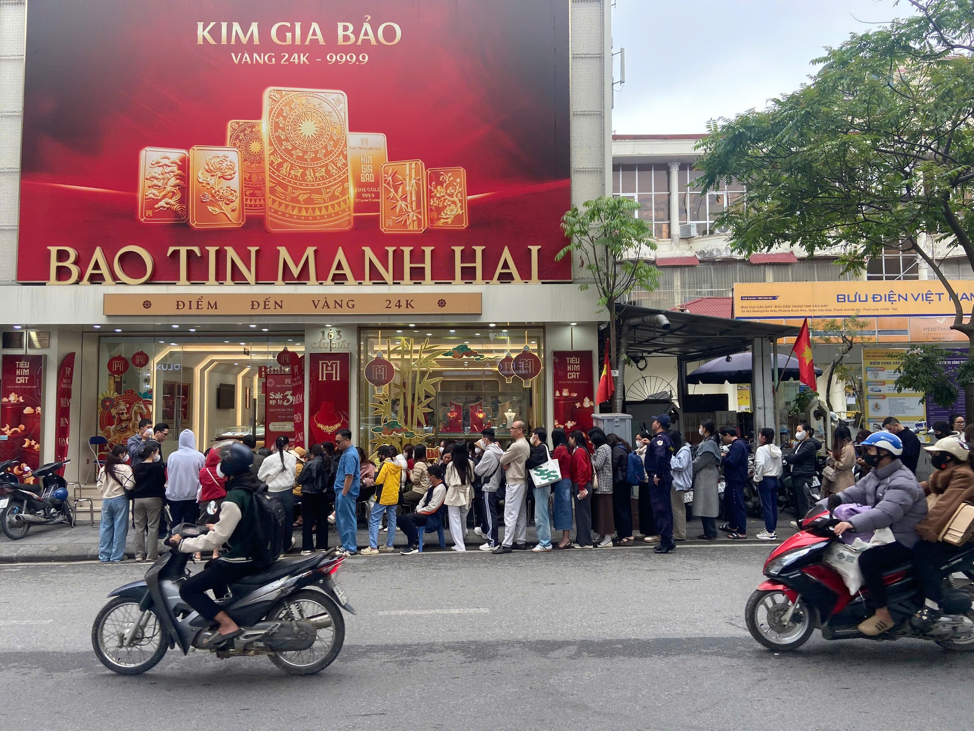 [ẢNH, CLIP] Tiệm v&agrave;ng h&ocirc;m nay: Gi&aacute; v&agrave;ng gần 18,5 triệu đồng/chỉ, 