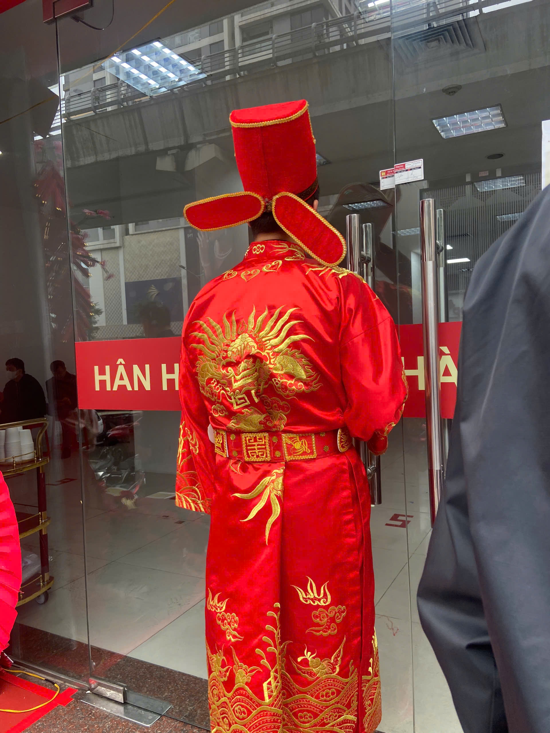 [ẢNH, CLIP] Tiệm v&agrave;ng h&ocirc;m nay: Gi&aacute; v&agrave;ng gần 18,5 triệu đồng/chỉ, 